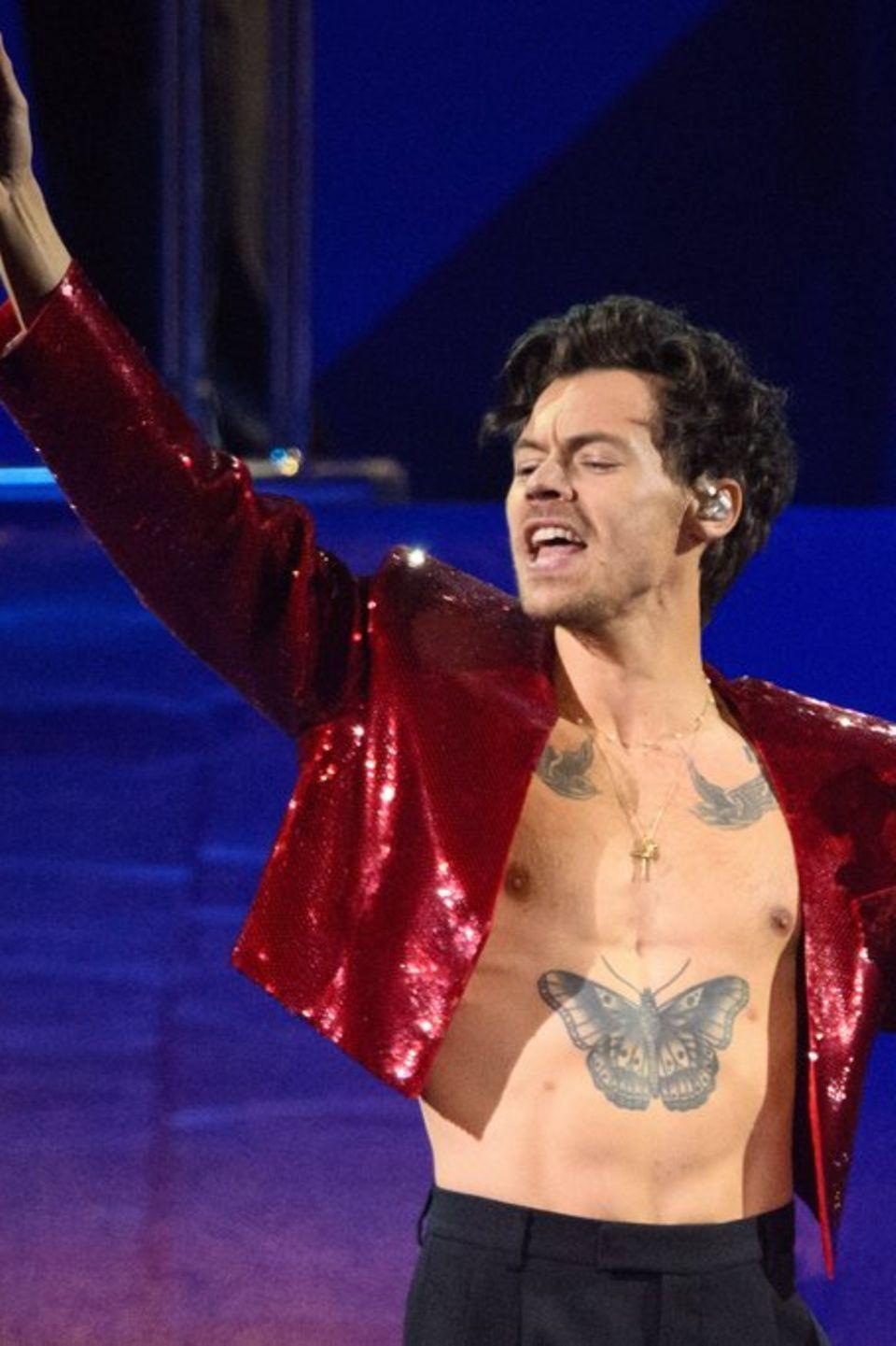 Harry Styles‍ surprises fan ⁣with unexpected compliment ⁤and photoshoot