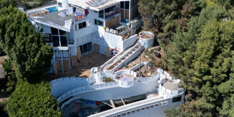 An abandoned Hollywood mansion is shown in this view from a drone after it was tagged with graffiti in the Hollywood Hills of Los Angeles, California, U.S. September 24, 2024. REUTERS/Mike Blake  TPX IMAGES OF THE DAY