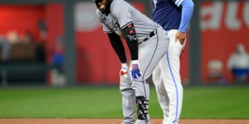 Chicago White Sox All-Star CF Luis Robert Jr. suffers right hip flexor injury in 2-1 loss to Kansas City Royals