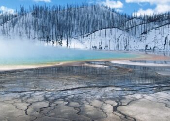 USA, Wyoming, Yellowstone National Park, Grand Prismatic Spring, mist over hot spring in winter landscape