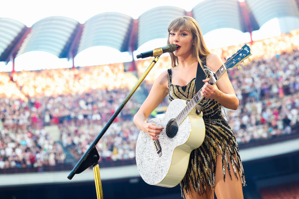 MILAN, ITALY - JULY 13: EDITORIAL USE ONLY. NO BOOK COVERS. Taylor Swift performs onstage during 