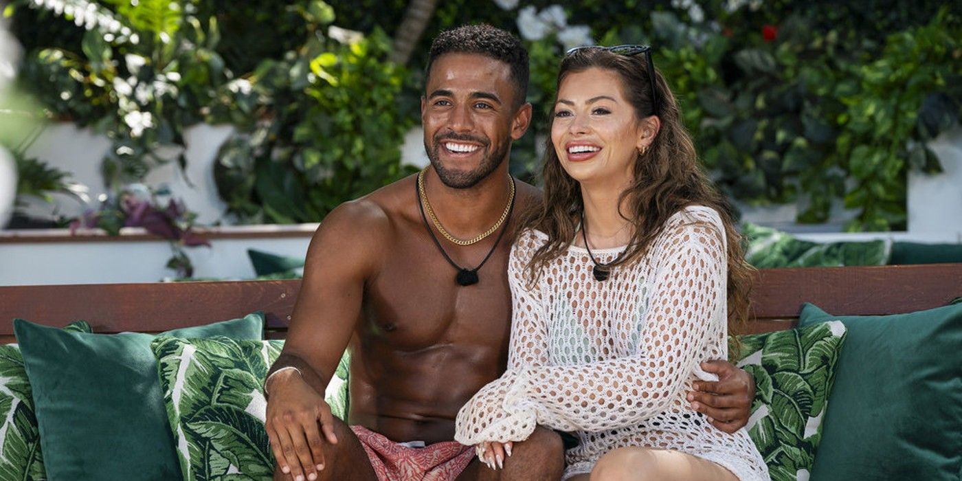 Kendall Washington and Nicole Jacky from Love Island USA season 6 smiling on a couch.