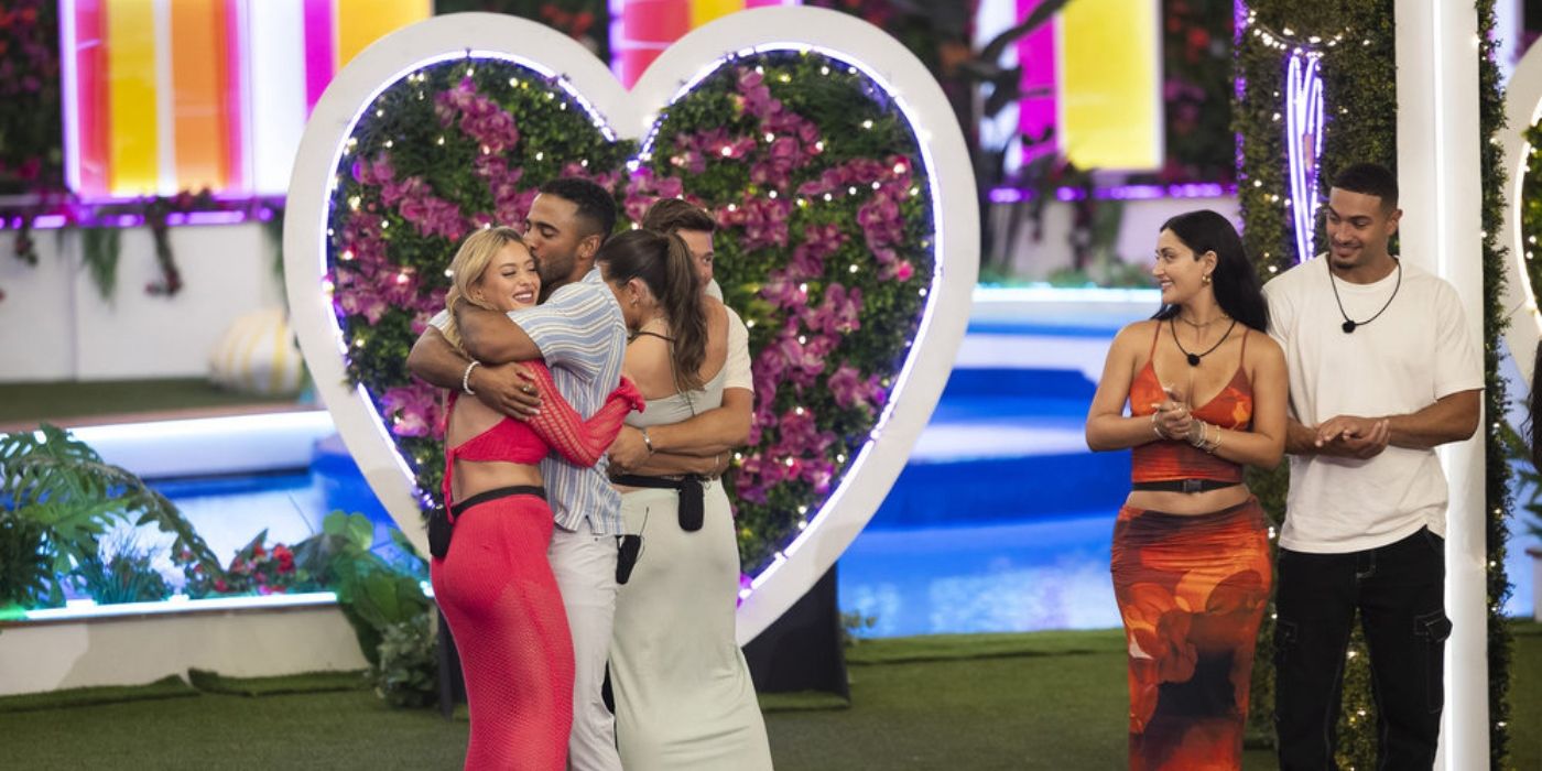 Kaylor Martin and Kendall Washington hug as Nicole Jacky and Aaron Evans hug while Leah Kateb and Miguel Harichi watch 'Love Island USA'