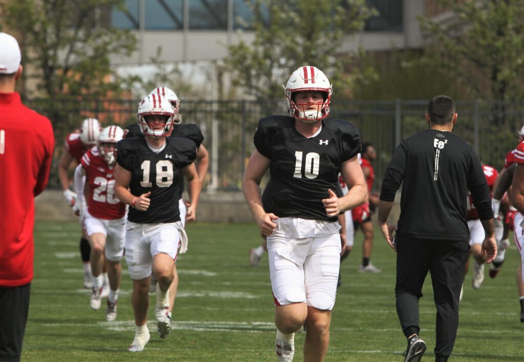 Predicting Wisconsin football 2024 starting lineup before fall camp