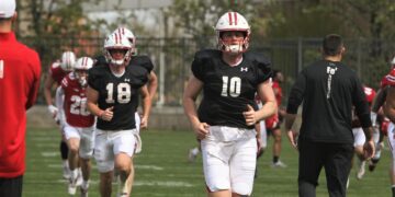 Predicting Wisconsin football 2024 starting lineup before fall camp