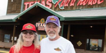 Couple travels across US to visit every Texas Roadhouse restaurant