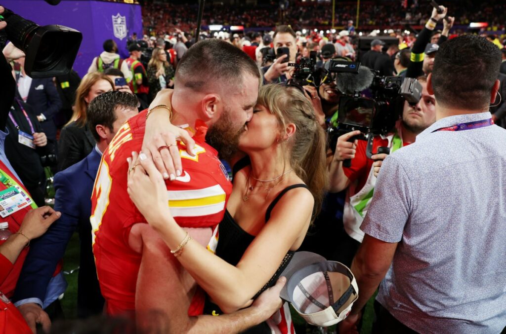 Travis Kelce and Taylor Swift Superbowl Kiss