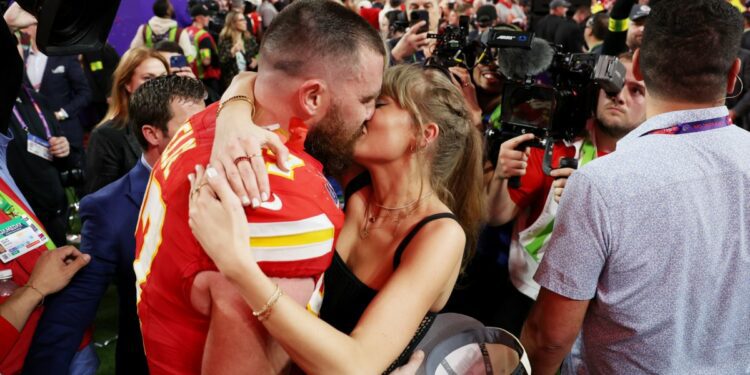 Travis Kelce and Taylor Swift Superbowl Kiss