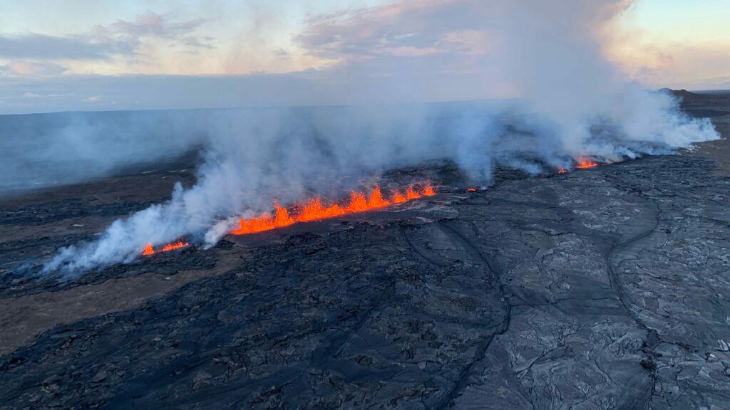 Hundreds of earthquakes reported in Hawaii over weekend