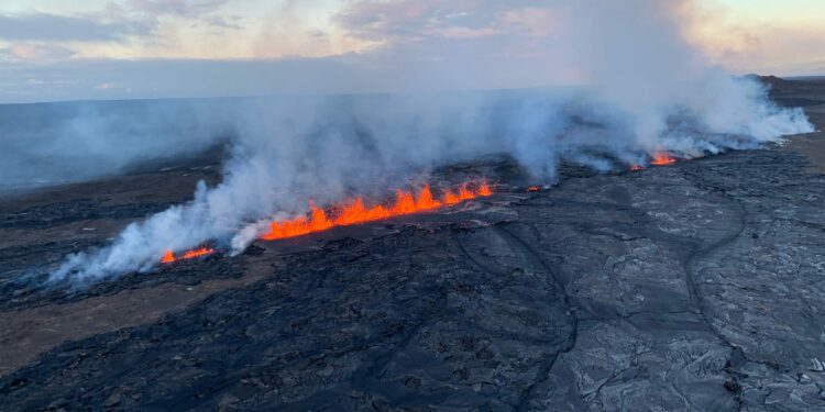 Hundreds of earthquakes reported in Hawaii over weekend