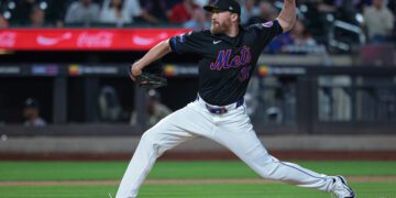 Jul 26, 2024; New York City, New York, USA;  New York Mets relief pitcher Jake Diekman (30) delivers a pitch during the ninth inning against the Atlanta Braves at Citi Field. Mandatory Credit: Vincent Carchietta-USA TODAY Sports