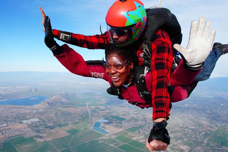 Tragic Skydiving ⁣Accident Claims Lives of Instructor ⁢and Student