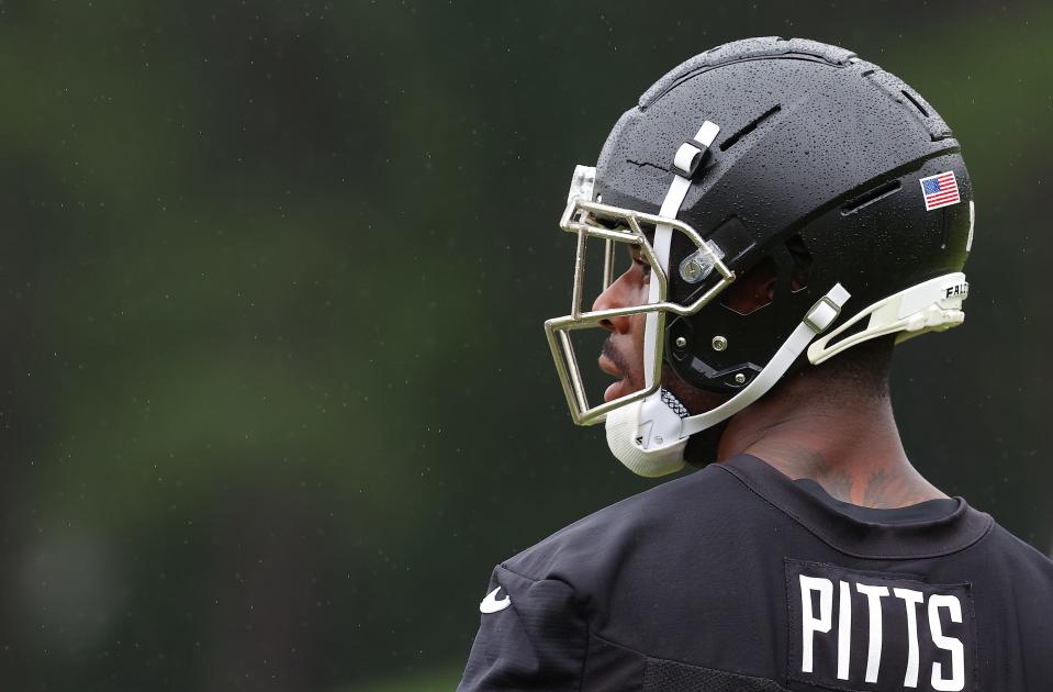 FLOWERY BRANCH, GEORGIA - MAY 14: Kyle Pitts #8 of the Atlanta Falcons runs drills during OTA offseason workouts at the Atlanta Falcons training facility on May 14, 2024 in Flowery Branch, Georgia. (Photo by Kevin C. Cox/Getty Images)