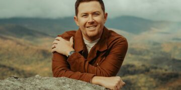 ‘Is she OK?’: Scotty McCreery stops show after seeing man hit woman in crowd – USA TODAY