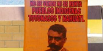 This banner, displayed at a community meeting in the Sierra Norte, says,