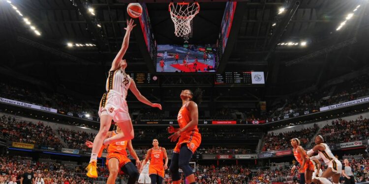 INDIANAPOLIS, IN - AUGUST 28: Caitlin Clark #22 of the Indiana Fever drives to the basket during the game against the Connecticut Sun on August 28, 2024 at Gainbridge Fieldhouse in Indianapolis, Indiana. NOTE TO USER: User expressly acknowledges and agrees that, by downloading and or using this Photograph, user is consenting to the terms and conditions of the Getty Images License Agreement. Mandatory Copyright Notice: Copyright 2024 NBAE (Photo by Ron Hoskins/NBAE via Getty Images)