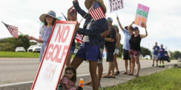 A large crowd of people gather at the front entrance of Jonathan Dickinson State Park to protest against the proposed golf courses Saturday, Aug. 24, 2024, in Martin County. Florida