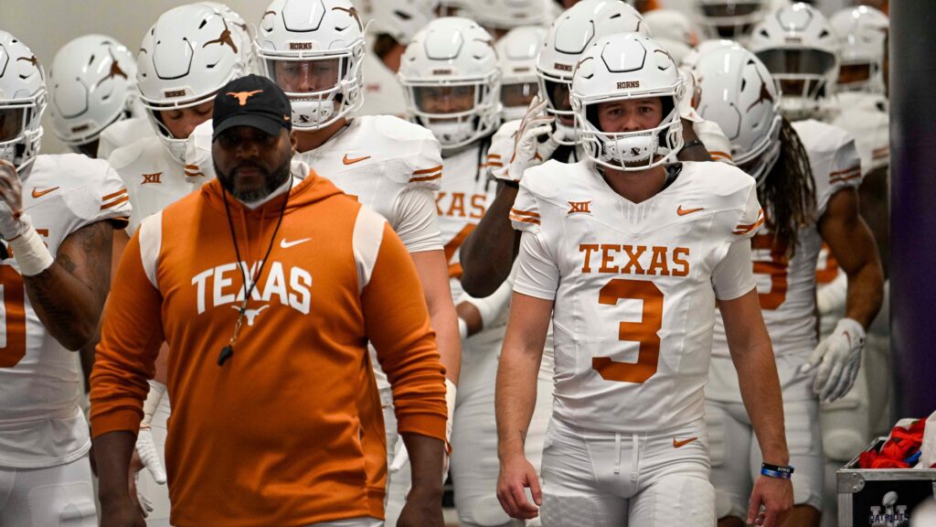 Lee Corso picks Texas to win national championship on 'College GameDay'