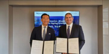 Mastern America CEO Joseph Oh (left) and Michael Woods, chairman of Woods Capital, pose for photos at a signing ceremony, held at the US subsidiary's office in New York, Thursday. (Mastern Investment Management)