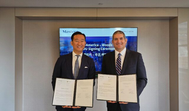 Mastern America CEO Joseph Oh (left) and Michael Woods, chairman of Woods Capital, pose for photos at a signing ceremony, held at the US subsidiary's office in New York, Thursday. (Mastern Investment Management)