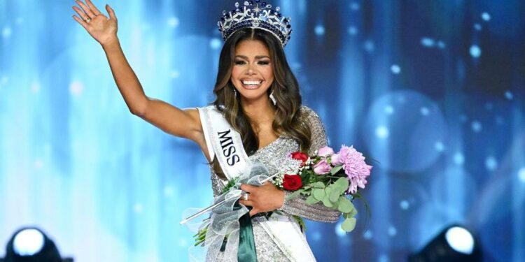 Alma Cooper wearing Miss USA crown and waving