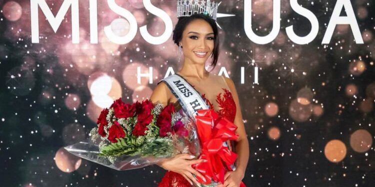 miss usa savannah gankiewicz posing with crown, sash and bouquet of roses