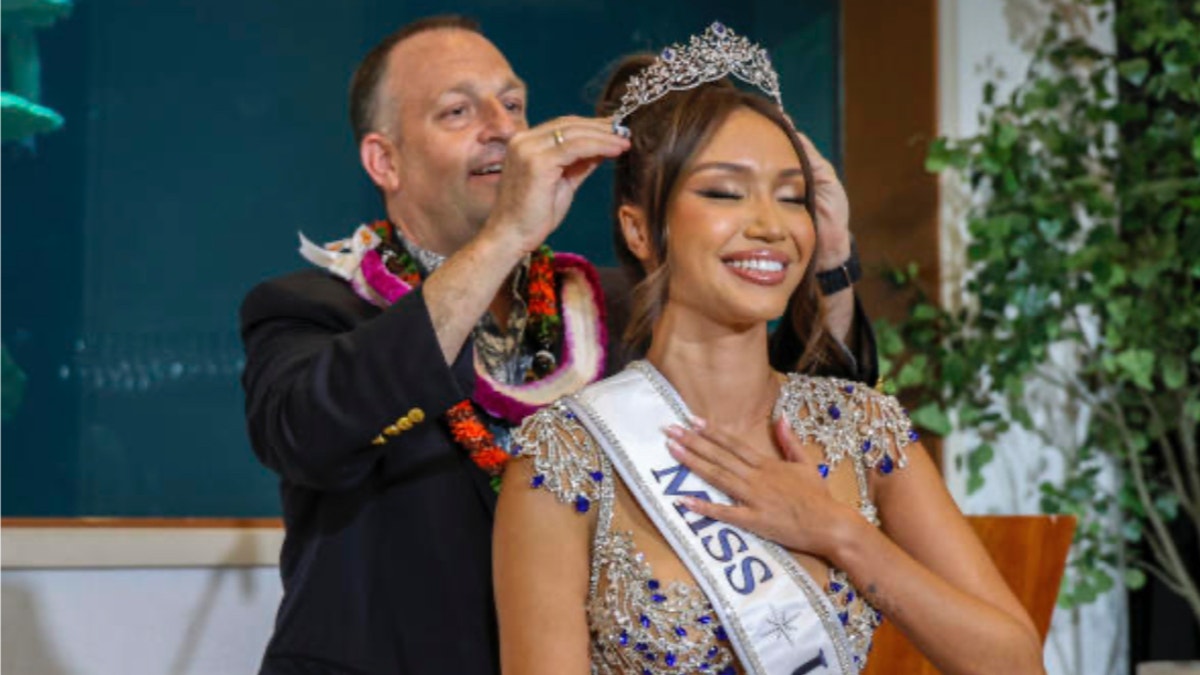 miss usa savannah gankiewicz being crowned by Hawaii Gov. Dr. Josh Green.