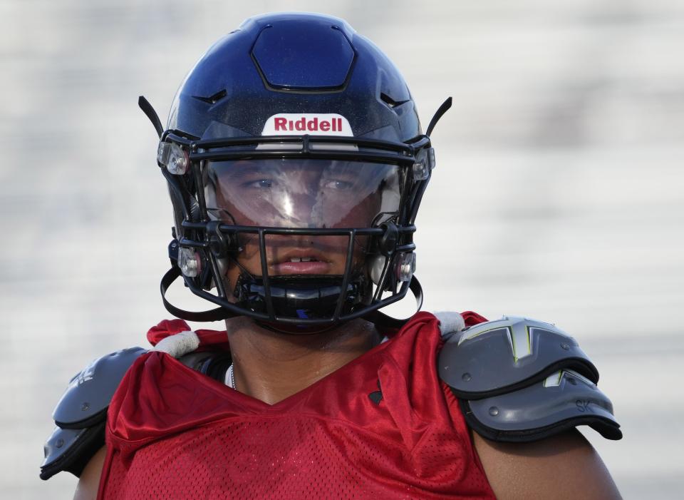 Aug 24, 2022; Gilbert, Arizona, USA; Chandler quarterback Dylan Raiola prepares for a scrimmage against Williams Field High in Gilbert.

High School Football Chandler Football Scrimmage Chandler At Williams Field