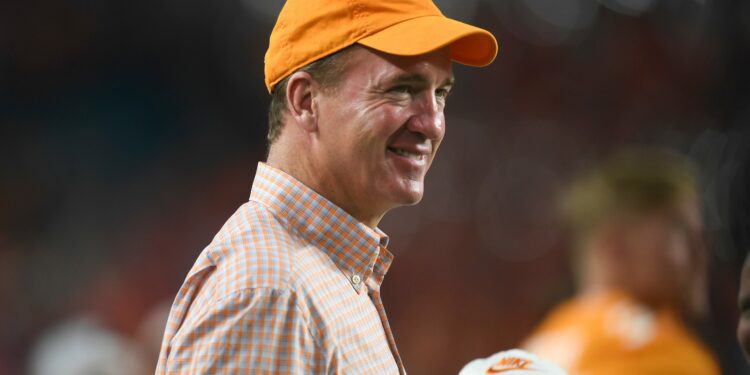 Peyton Manning makes appearance as Tennessee professor