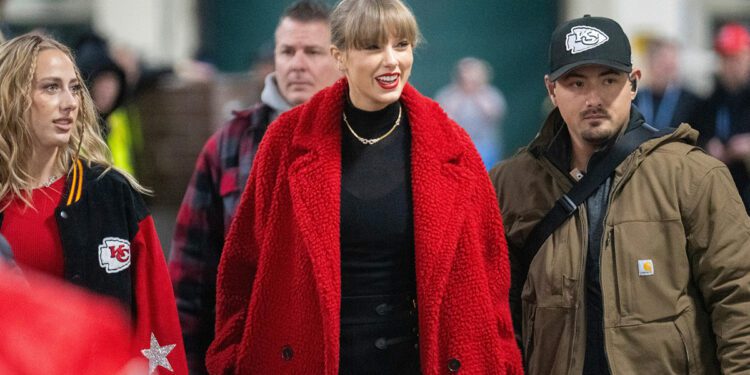 Brittany Mahomes and Taylor Swift at Kansas City Chiefs game against the Green Bay Packers.