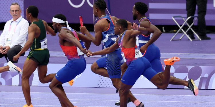 Team USA failed baton pass in 4 photos