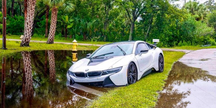 A car is partially submerged near the intersection of Phoenix Avenue and Shore Boulevard after Hurricane Debby passed off the coast of Tampa Bay. Photo: Jefferee Woo/Tampa Bay Times/AP/dpa