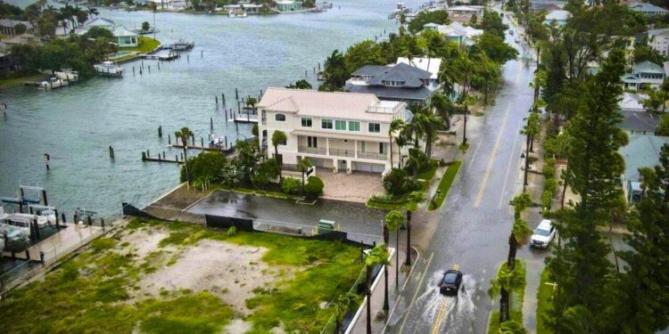 Tropical Storm Debby is moving along the Gulf Coast of the US state of Florida.