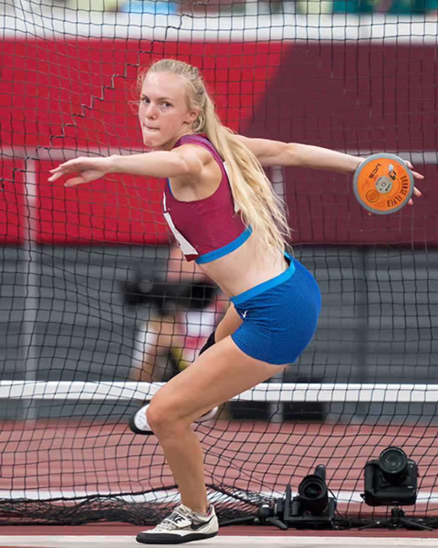 Jessica Heims throws discus.