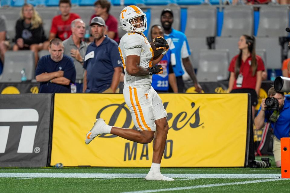 Sep 7, 2024; Charlotte, North Carolina, USA; Tennessee Volunteers tight end Holden Staes (19) scores a touchdown against the North Carolina State Wolfpack during the second half at the Dukes Mayo Classic at Bank of America Stadium. Mandatory Credit: Jim Dedmon-Imagn Images