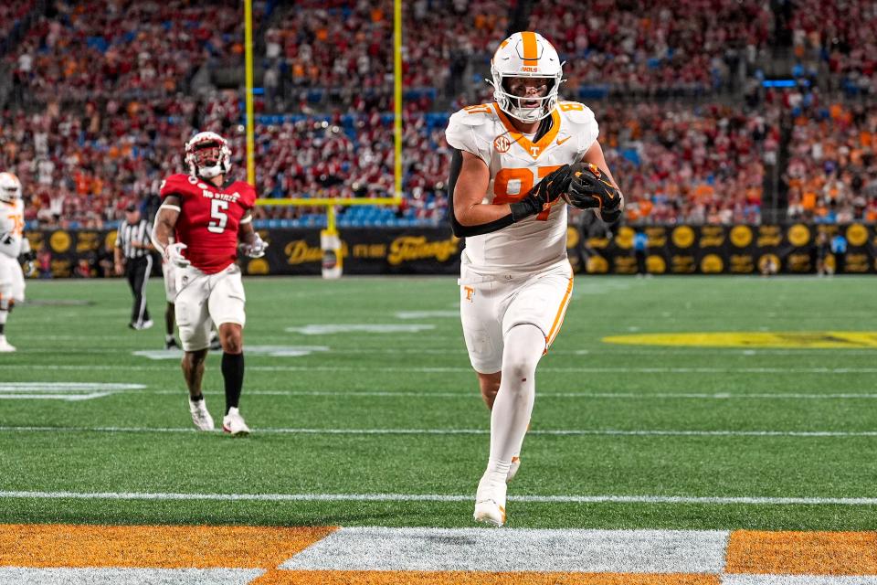 Sep 7, 2024; Charlotte, North Carolina, USA; Tennessee Volunteers tight end Miles Kitselman (87) scores a touchdown against the North Carolina State Wolfpack during the second half at the Dukes Mayo Classic at Bank of America Stadium. Mandatory Credit: Jim Dedmon-Imagn Images