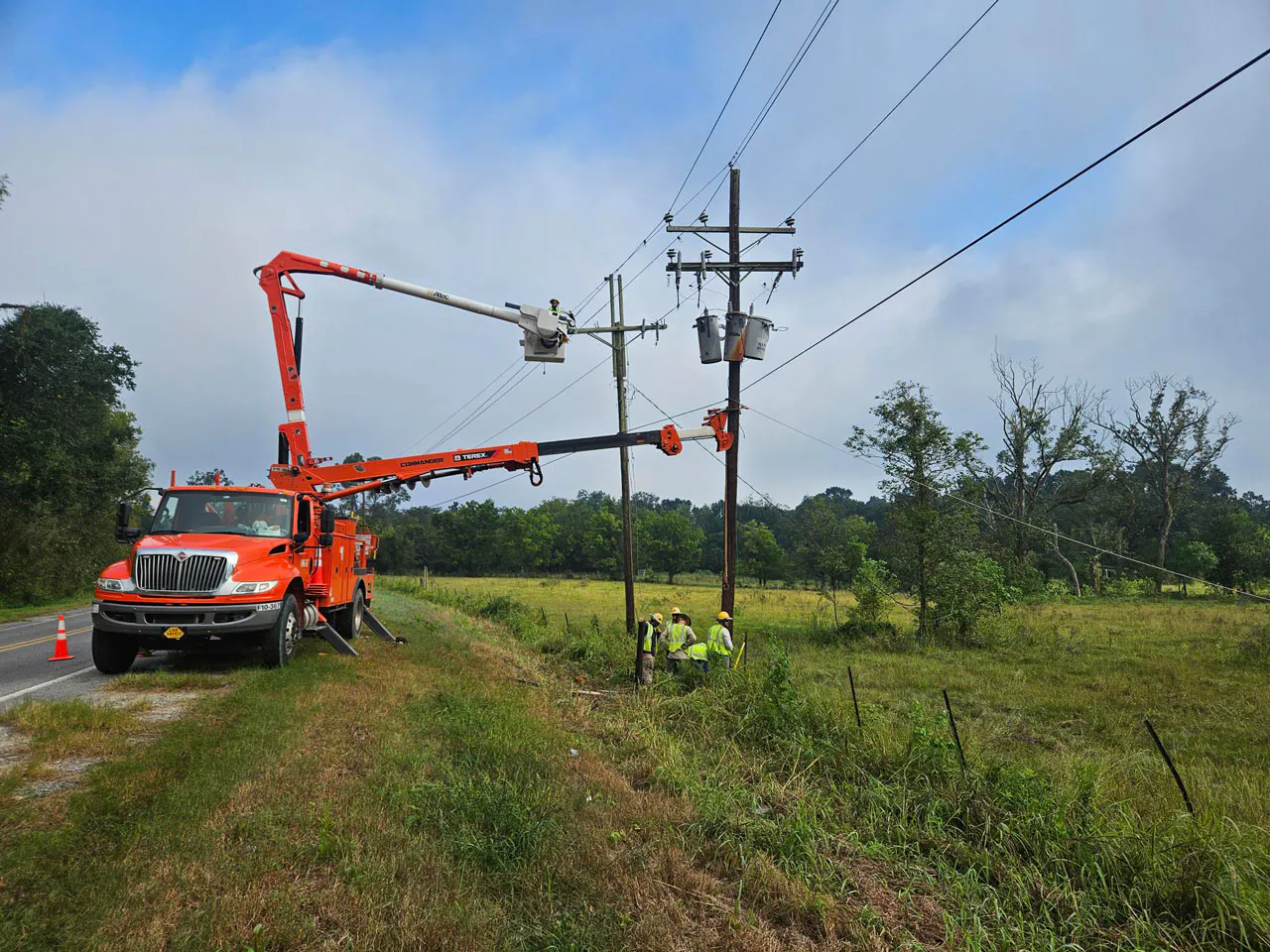 OG&E crews