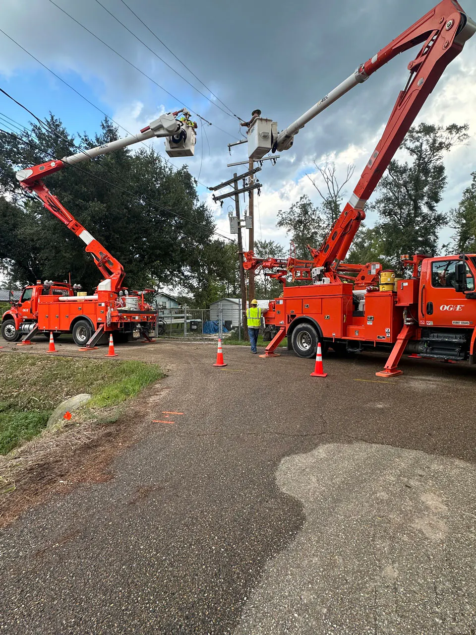 OG&E crews