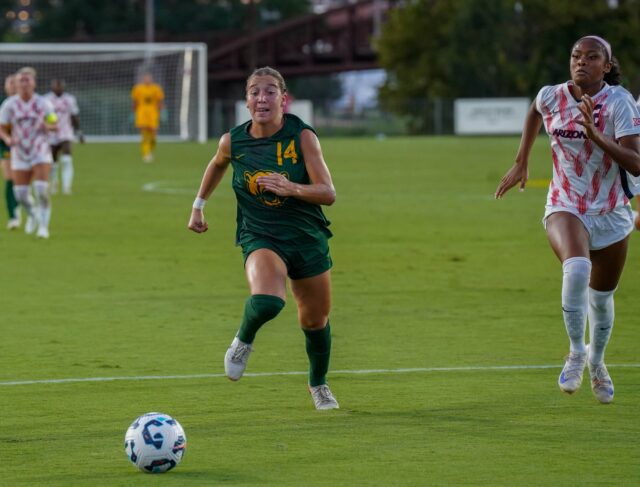 Sophomore midfielder Theresa McCullough eagerly races down the pitch during Baylor soccer's 1-0 loss to Arizona Thursday night at Betty Lou Mays Field. Foster Nicholas | Sports Editor