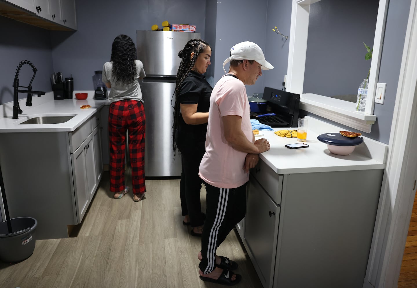 Ubaldo Arcaya glanced at the UberEats app to see what jobs might be available as he and his wife, Eduviges Cedeño, and their daughter heated up dinner in the kitchen of their Dorchester apartment on Sept. 5. 