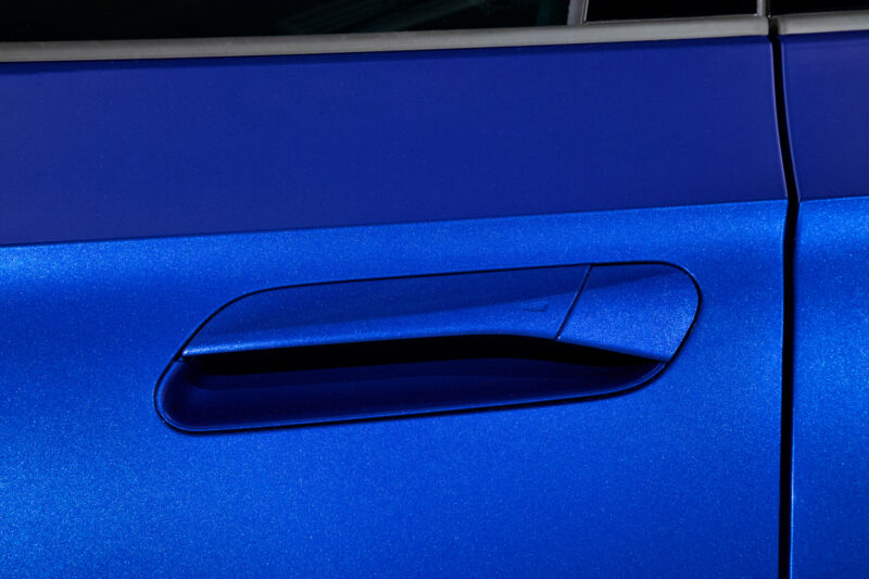 The recessed door handle of a VW ID.4