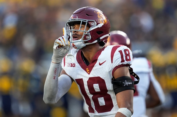 Southern California linebacker Eric Gentry reacts to the crowd against...