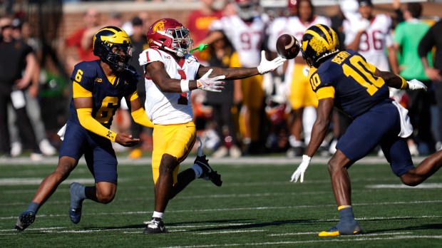 Michigan defensive back Zeke Berry (10) breaks up a pass...