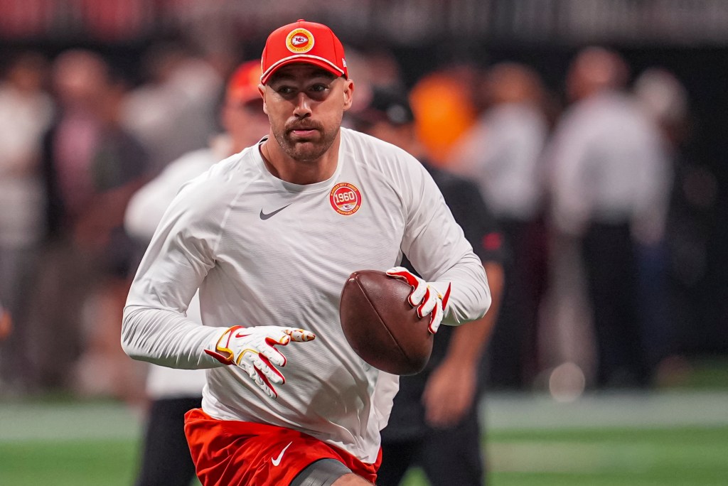 Chiefs tight end Travis Kelce (87) on the field before the game against the Atlanta Falcons at Mercedes-Benz Stadium. 