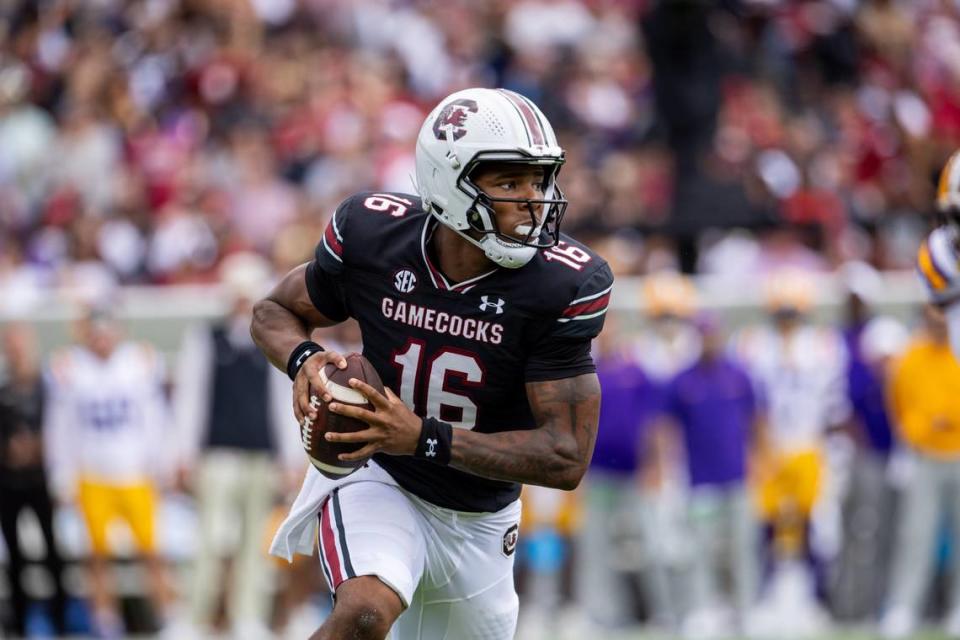 South Carolina Gamecocks quarterback LaNorris Sellers (16) runs with the ball against the LSU Tigers at Williams-Brice Stadium.