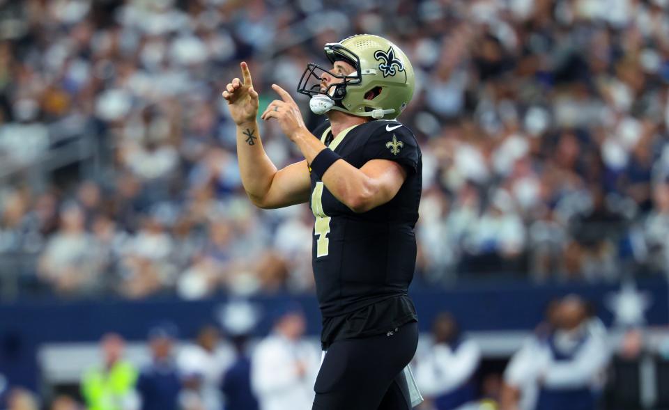 Sep 15, 2024; Arlington, Texas, USA; New Orleans Saints quarterback Derek Carr (4) reacts after a touchdown during the second half against the Dallas Cowboys at AT&T Stadium. Mandatory Credit: Kevin Jairaj-Imagn Images ORG XMIT: IMAGN-880890 ORIG FILE ID: 20240915_krj_aj6_00061.JPG