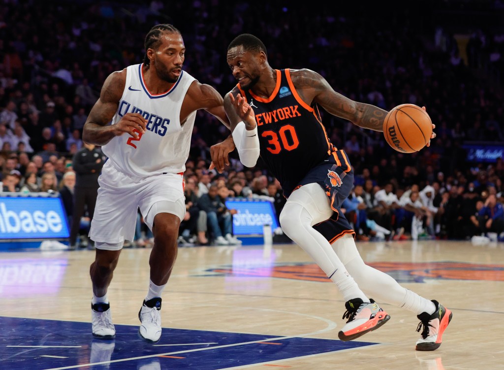 New York Knicks forward Julius Randle (R) in action against the LA Clippers forward Kawhi Leonard in the second half at Madison Square Garden in New York, USA, November 06, 2023