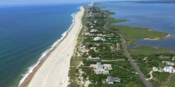 Ralph Lauren takes the Hamptons for chic fashion show with Jill Biden, H.E.R., Usher, more – USA TODAY