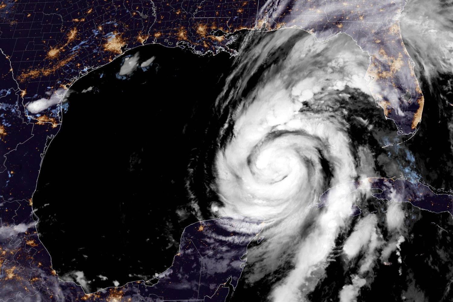 Analysis of the initial​ impact⁣ of Hurricane Helene through photos