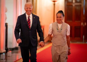 8 photos of Dawn Staley and South Carolina celebrating at White House